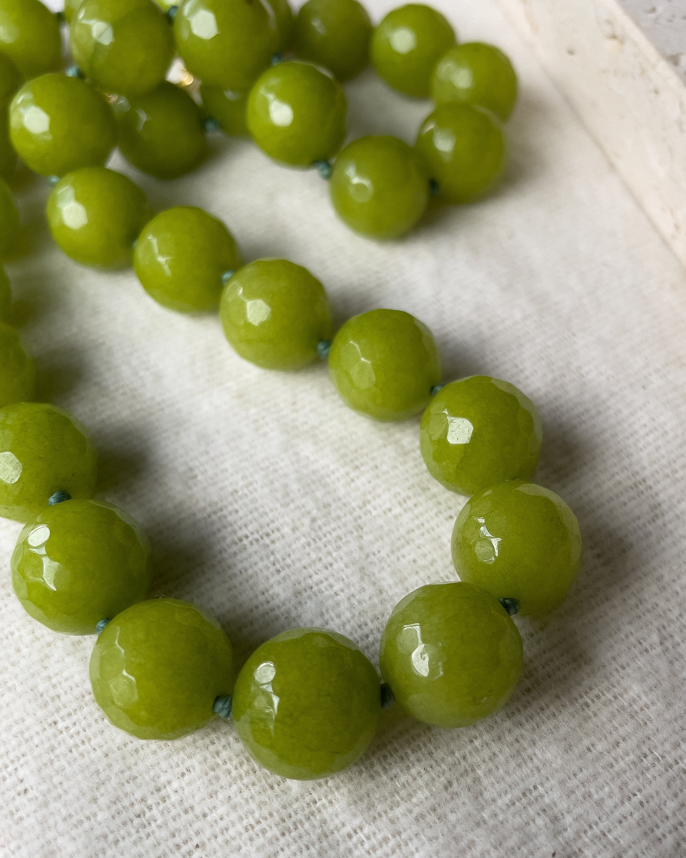 Colar Misadorea Jade Oliva - Sorte & Prosperidade